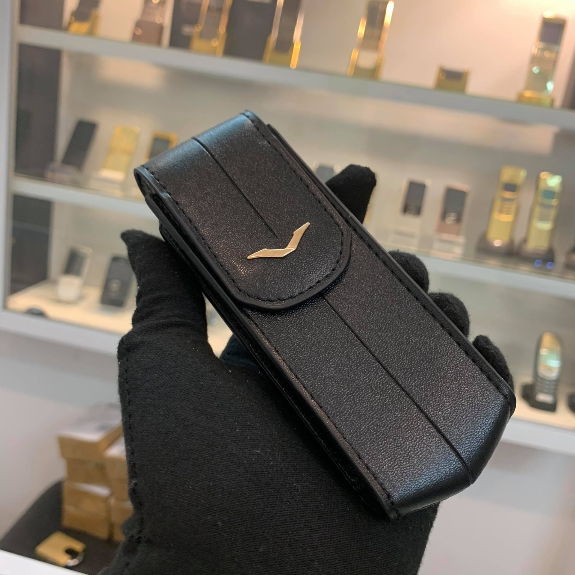 NHỮNG CHIẾC BAO DA ĐỂ BẢO VỆ ĐIỆN THOẠI VERTU KHỎI NHỮNG TÁC ĐỘNG BÊN NGOÀI